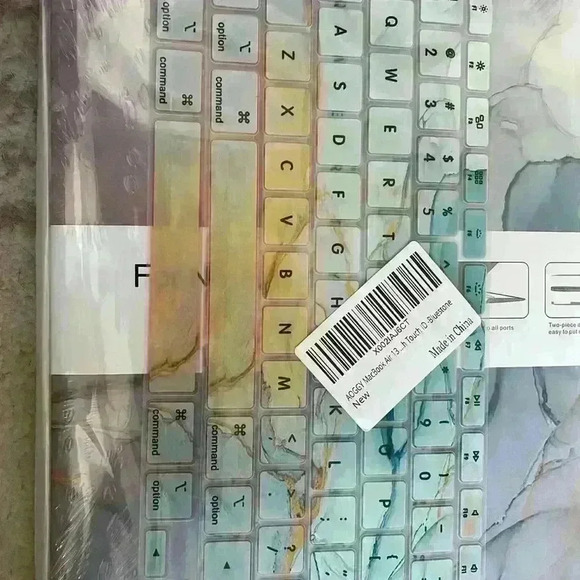NWT AOGGY MacBook Air 13 case and keyboard cover - Picture 3 of 4